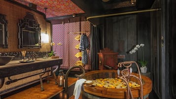 Artículos del minibar gratis y caja de seguridad en la habitación