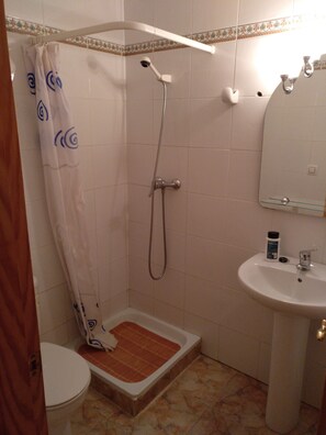 Shower, free toiletries, towels