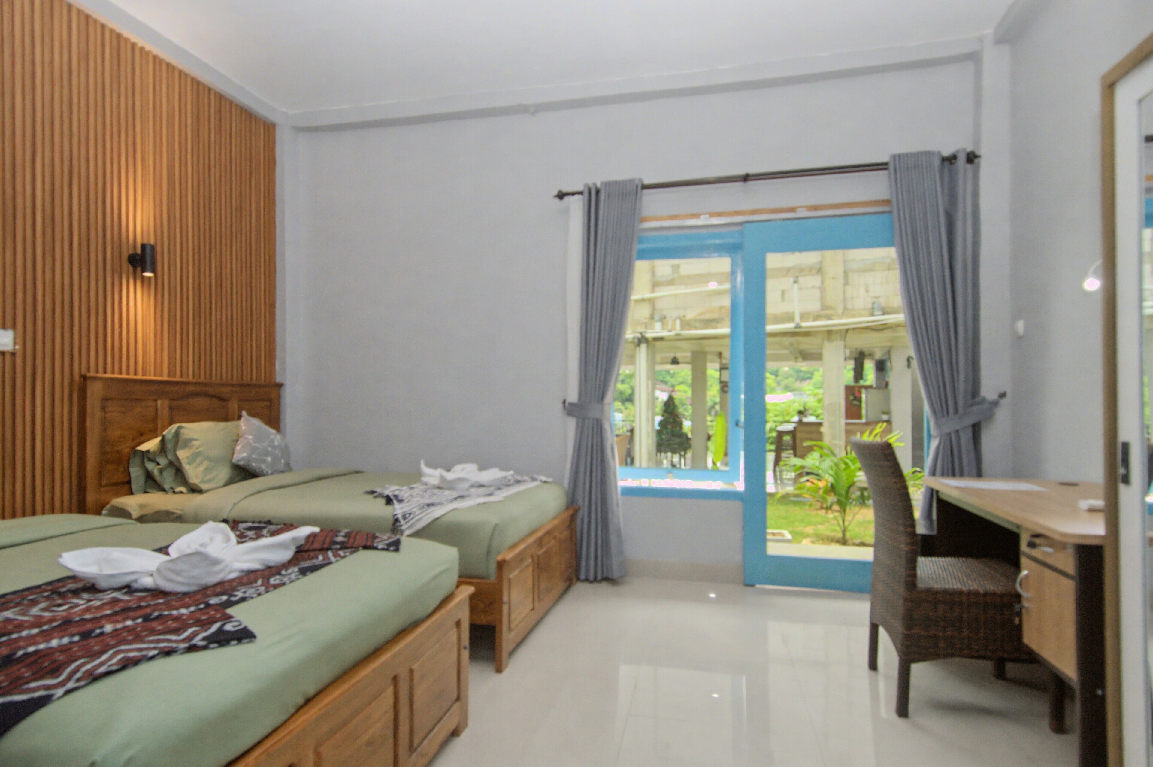 Bureau, espace de travail pour ordinateur portable, rideaux occultants