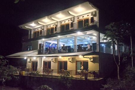 Fachada de la propiedad por la tarde o noche