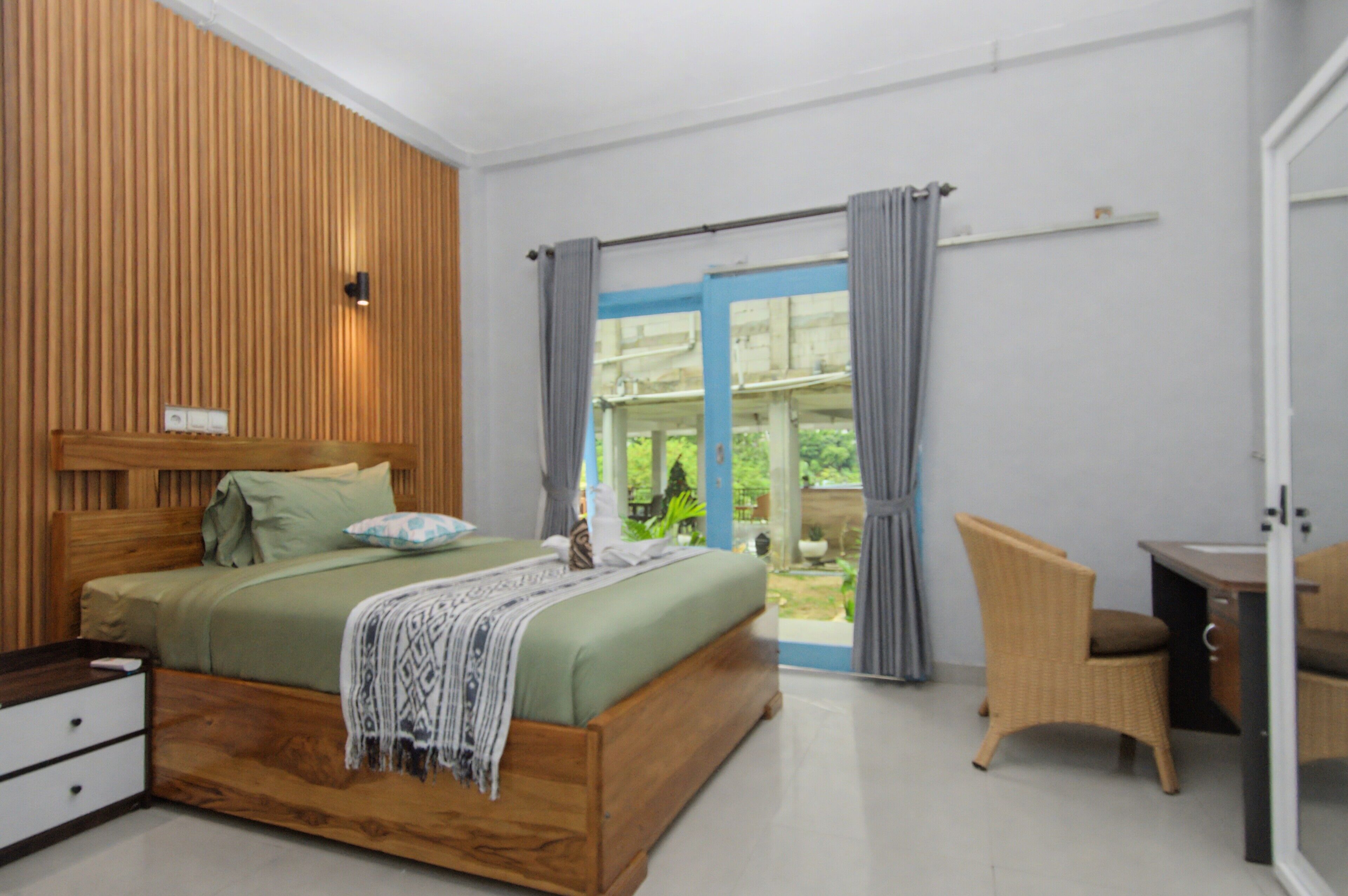 Bureau, espace de travail pour ordinateur portable, rideaux occultants