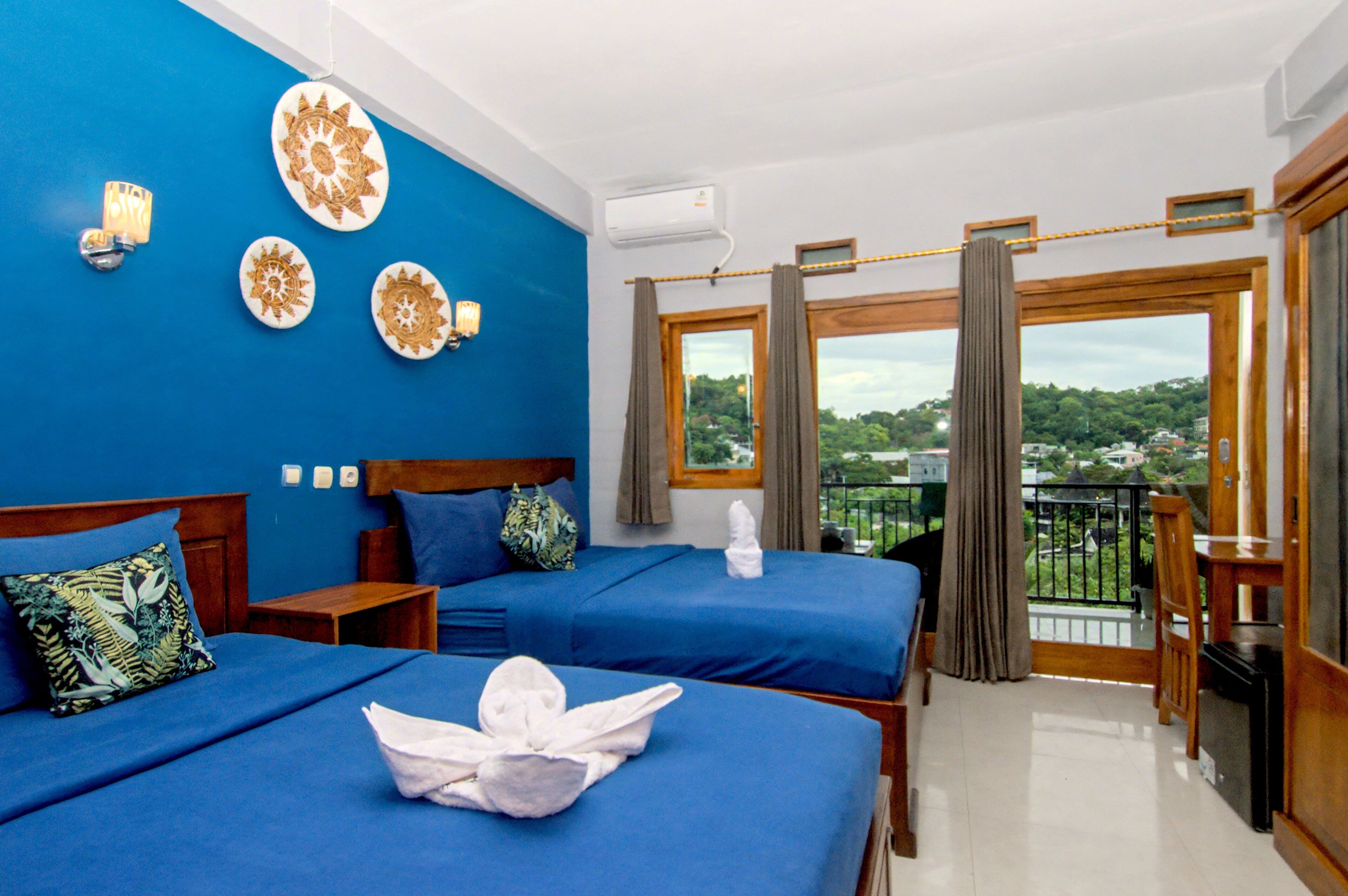 Triple Room + 1 child | Desk, laptop workspace, blackout curtains, free WiFi