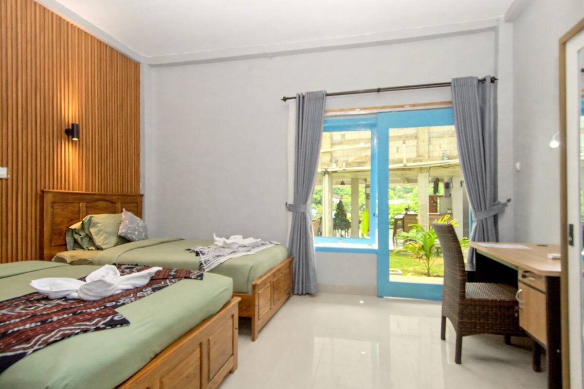 Standaard Twin kamer | Een bureau, een laptopwerkplek, verduisterende gordijnen, gratis wifi