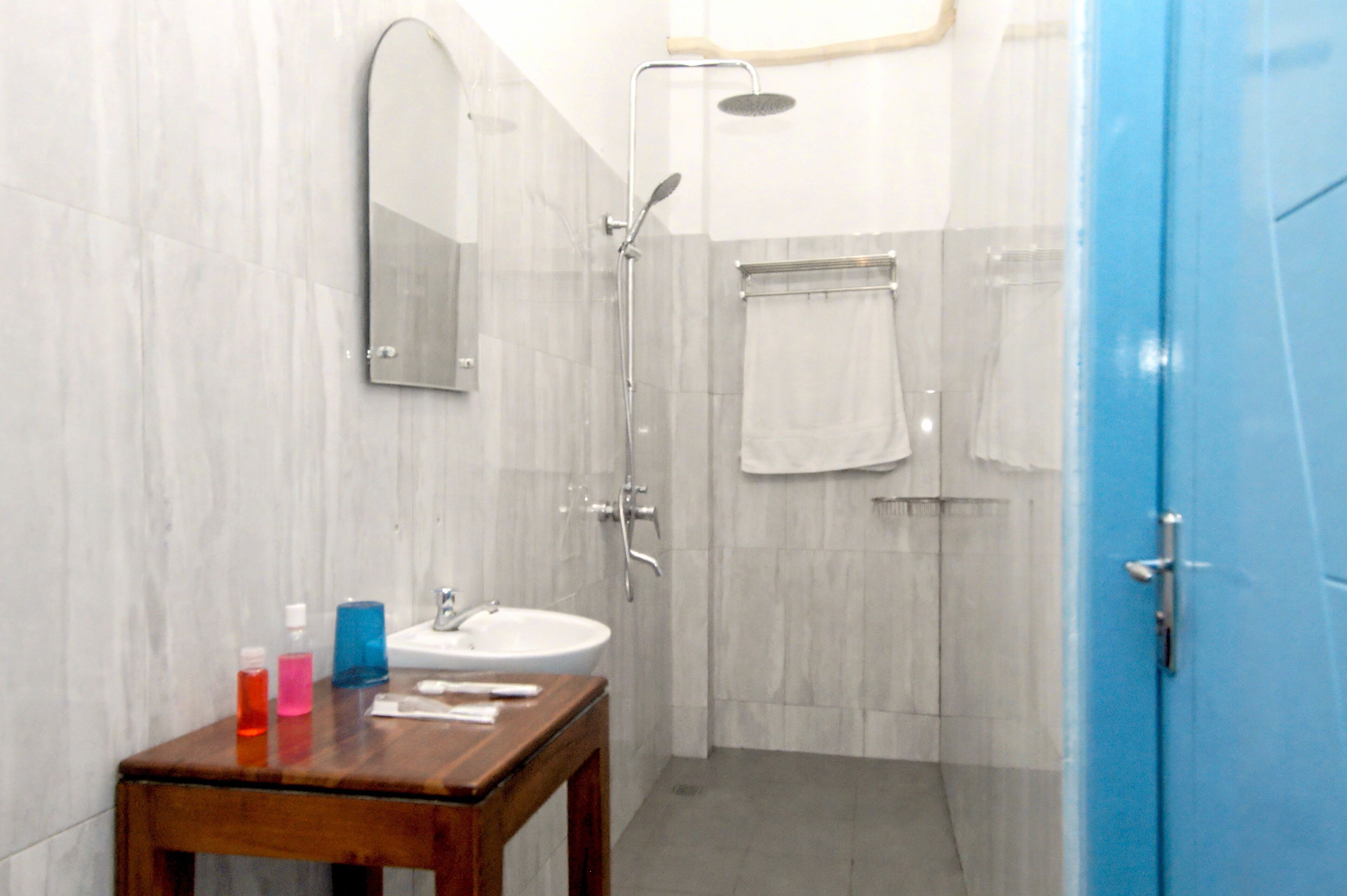 Shower, free toiletries, hair dryer, towels