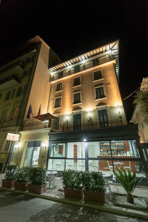 Front of property – evening/night - Hotel Le Fonti (Montecatini Terme)
