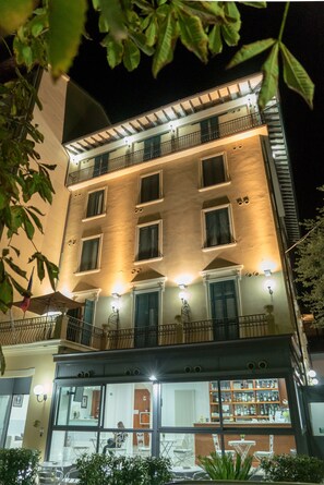 A multi-story hotel with balconies, a bar area, and outdoor seating. - Hotel Le Fonti (Montecatini Terme)
