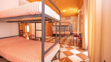 Slaapzaal, gemengde slaapzaal, gedeelde badkamer | Individueel gedecoreerd, individueel gemeubileerd