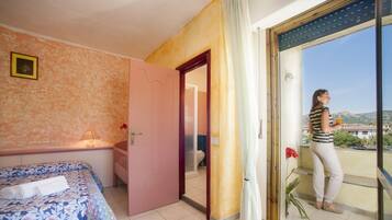 Triple Room | In-room safe, desk, soundproofing, free WiFi