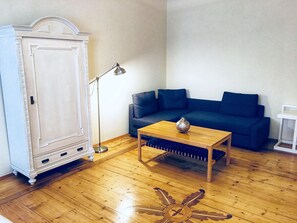 Vierbettzimmer | Hochwertige Bettwaren, Daunenbettdecken, Pillowtop-Betten, Schreibtisch