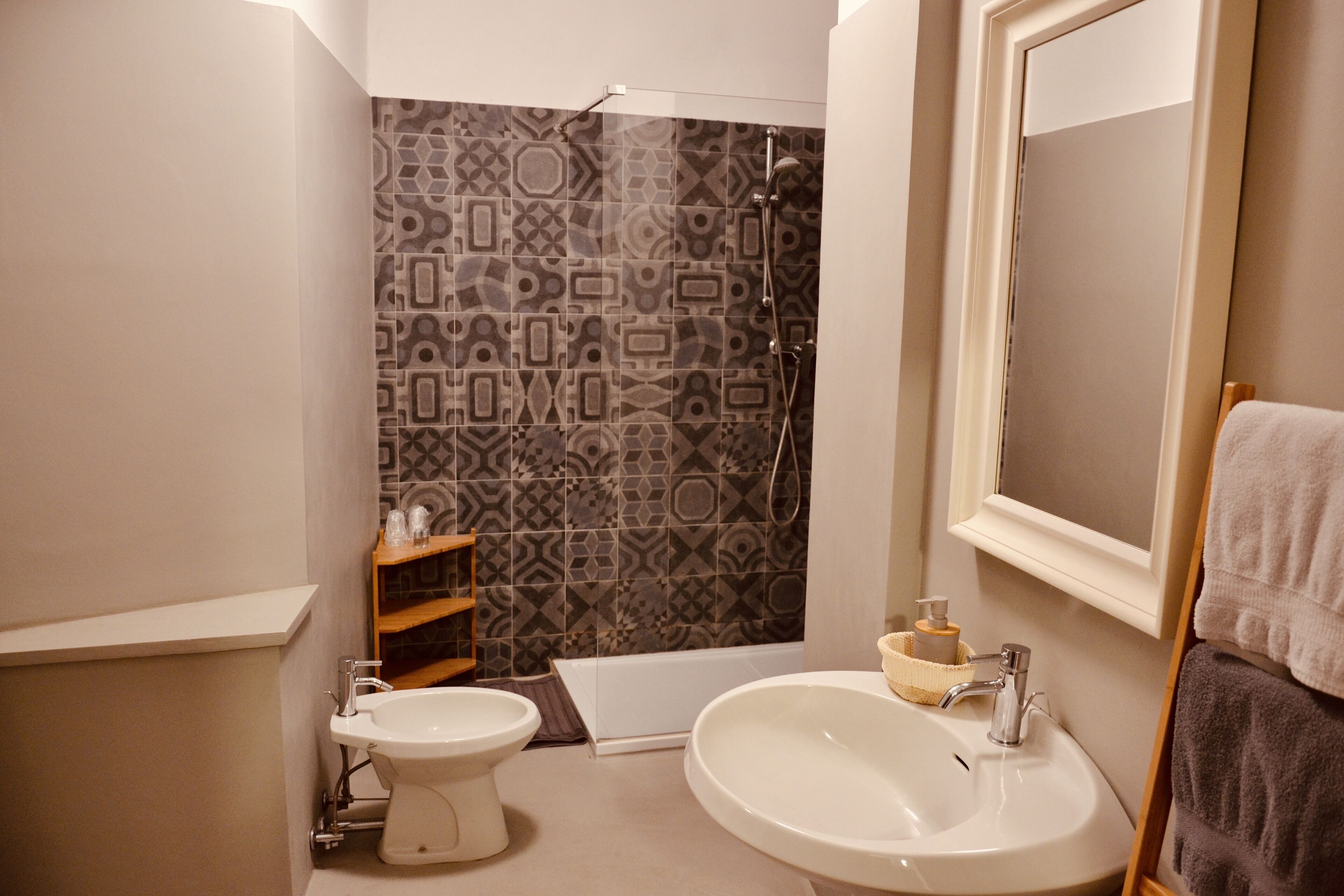 Ein Badezimmer mit Toilette, Bidet, Badewanne und Waschbecken.