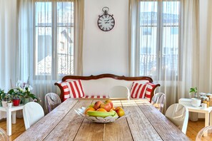 Tägliches großes Frühstück (10 EUR pro Person)