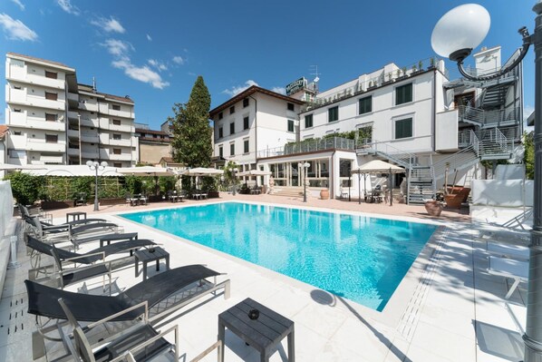 Piscine extérieure (ouverte en saison)