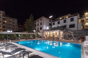 Piscine extérieure (ouverte en saison)