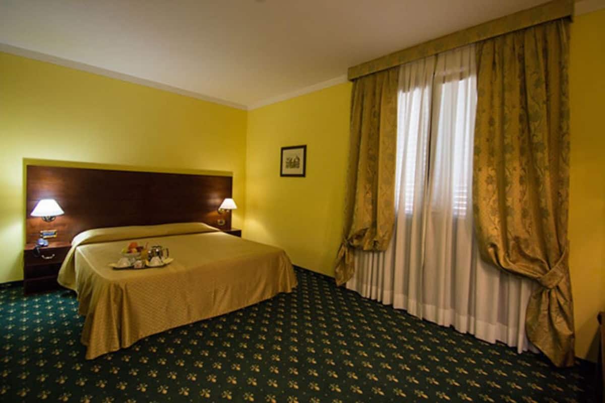 Minibar, in-room safe, desk, WiFi (free)