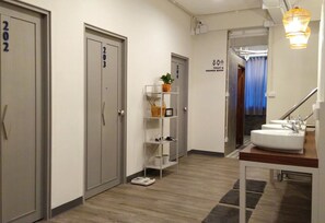 Articles de toilette gratuits, sèche-cheveux, serviettes fournies