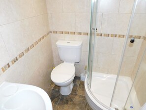 Departamento, 2 habitaciones | Baño | Regadera, amenidades de baño gratuitas, secadora de cabello, toallas