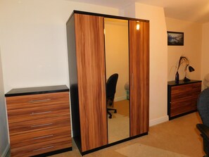 Departamento, 2 habitaciones | 1 habitación, escritorio, tabla de planchar con plancha y wifi gratis 