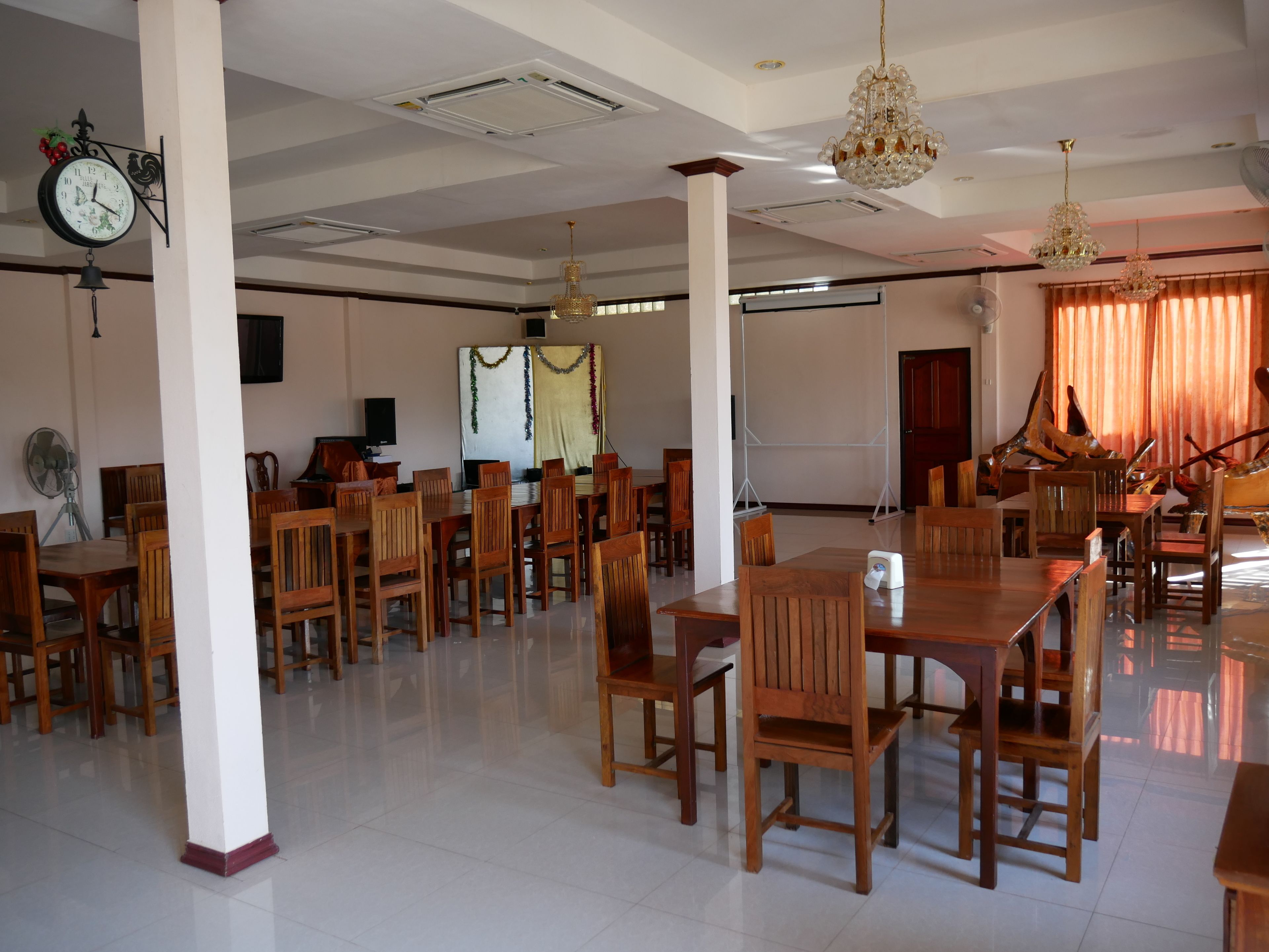 อาหารเช้าแบบท้องถิ่นทุกวัน (คิดค่าบริการ)