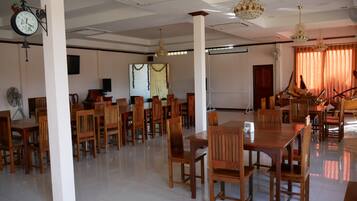 每日付費供應當地料理早餐