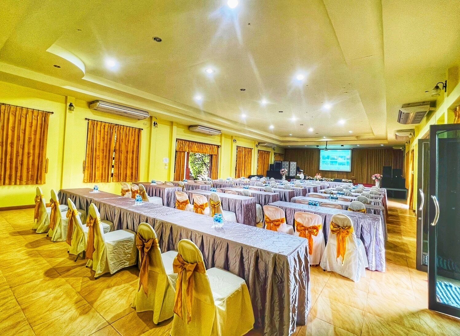 Banquet hall