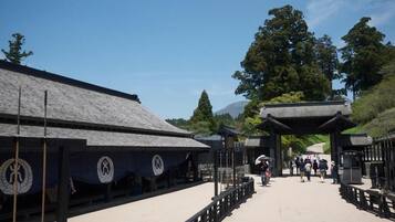 Un portón tradicional japonés con visitantes caminando.