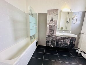 Twin Room | Bathroom | Free toiletries, hair dryer, towels, soap - Hôtel Italia (Tours)