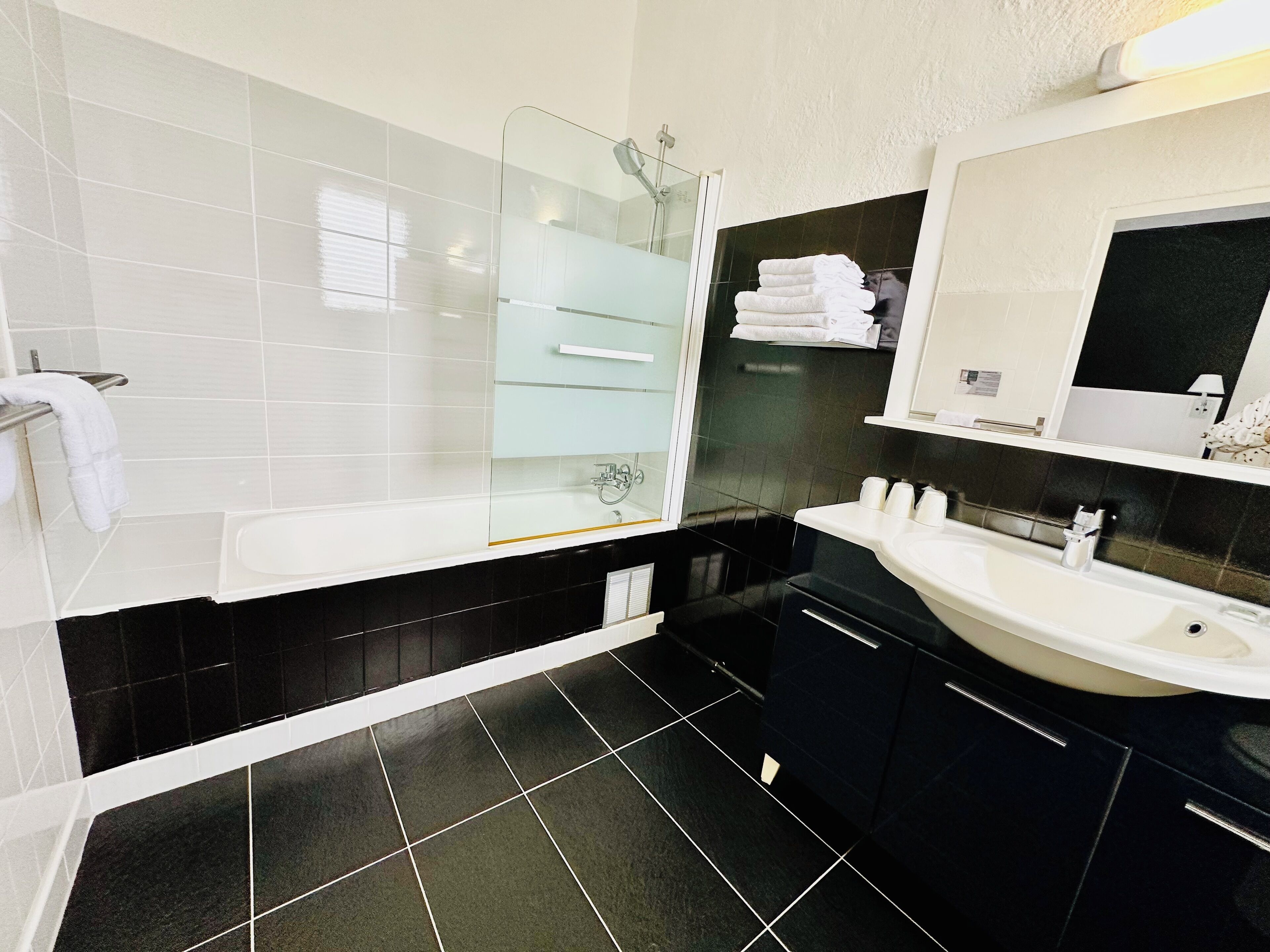 triple room | bathroom | free toiletries, hair dryer, towels, soap