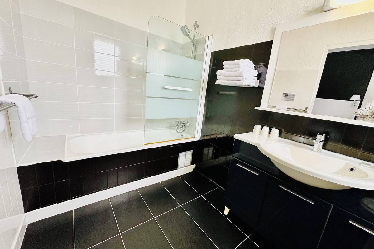triple room | bathroom | free toiletries, hair dryer, towels, soap