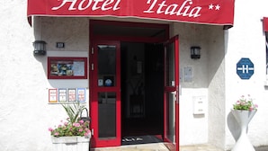A hotel entrance with a red awning labeled "Hôtel Italia". - Hôtel Italia (Tours)
