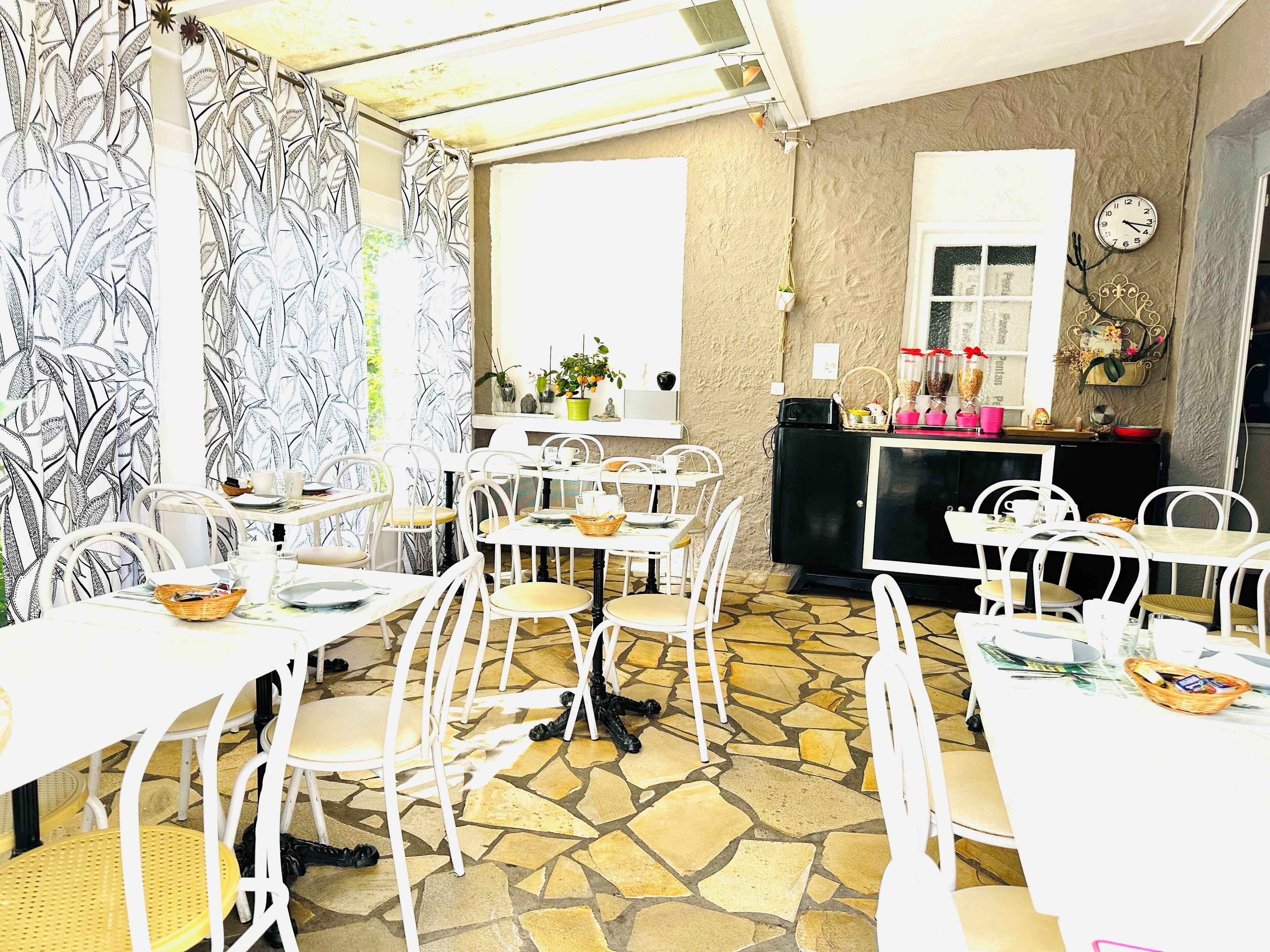 Daily continental breakfast (EUR 9.50 per person)