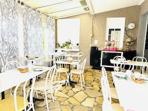 Daily continental breakfast (EUR 9.50 per person) - Hôtel Italia (Tours)