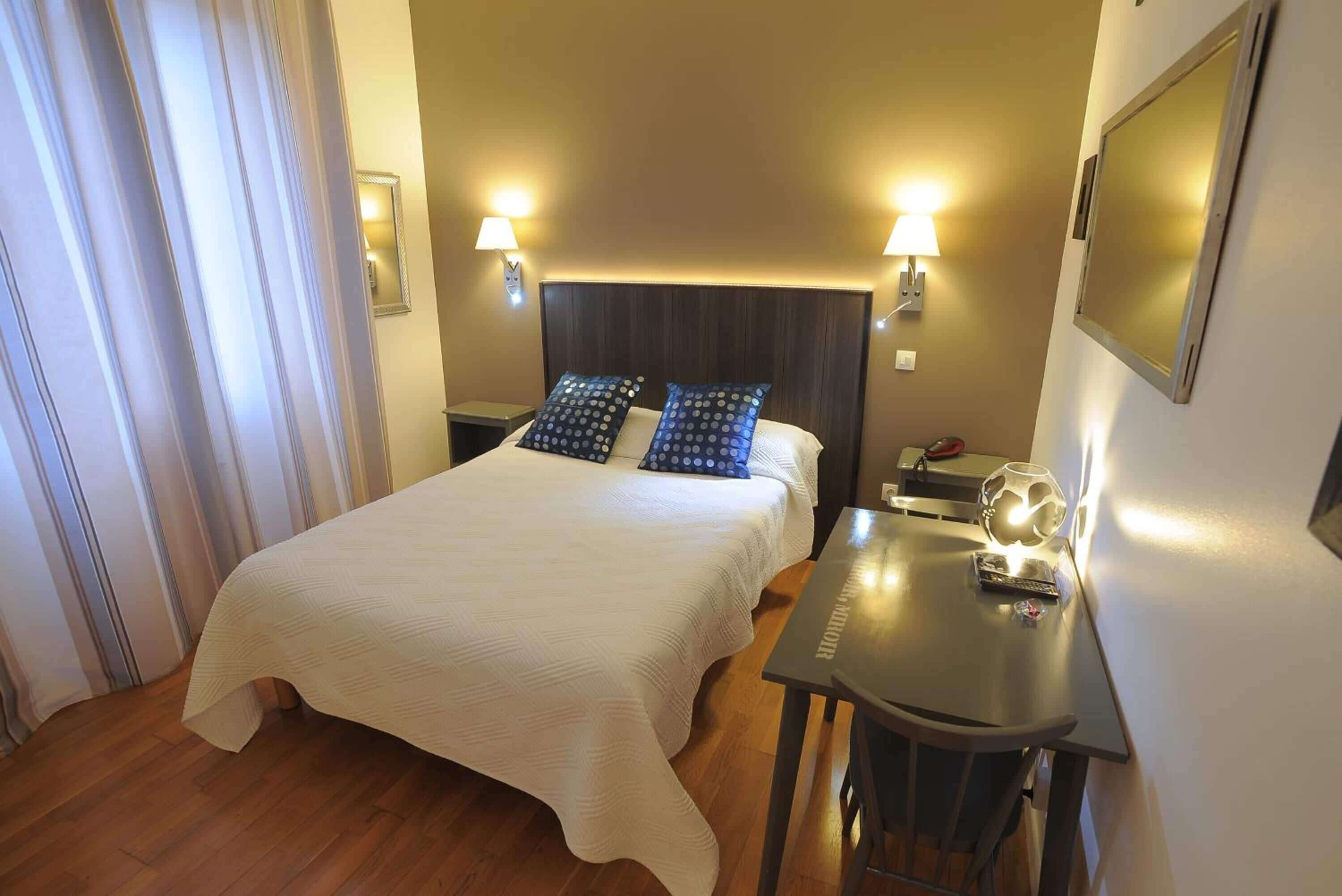 economy double room | 1 bedroom, individually decorated, individually furnished