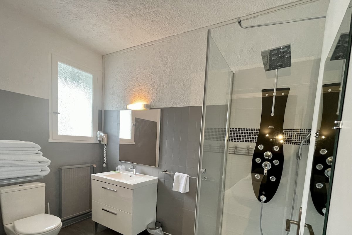 superior double room | bathroom | free toiletries, hair dryer, towels, soap