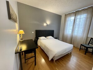 Superior Double Room | Individually decorated, individually furnished, laptop workspace - Hôtel Italia (Tours)