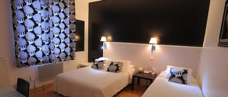 Habitación triple | Decoración personalizada y muebles diferentes