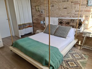 Superior Double Room, 1 Double Bed, Ensuite (Tàpies) | Premium bedding, down comforters, individually decorated - Casa Kessler Barcelona - Hostel (Barcelona)