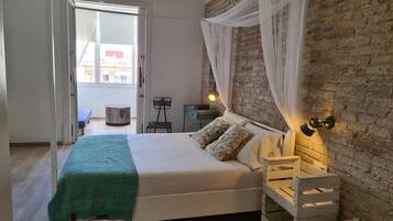 Suite júnior, 1 llit doble i sofà llit, amb bany privat (Dalí) | Roba de llit d'alta qualitat, cobrellits i decoració individual