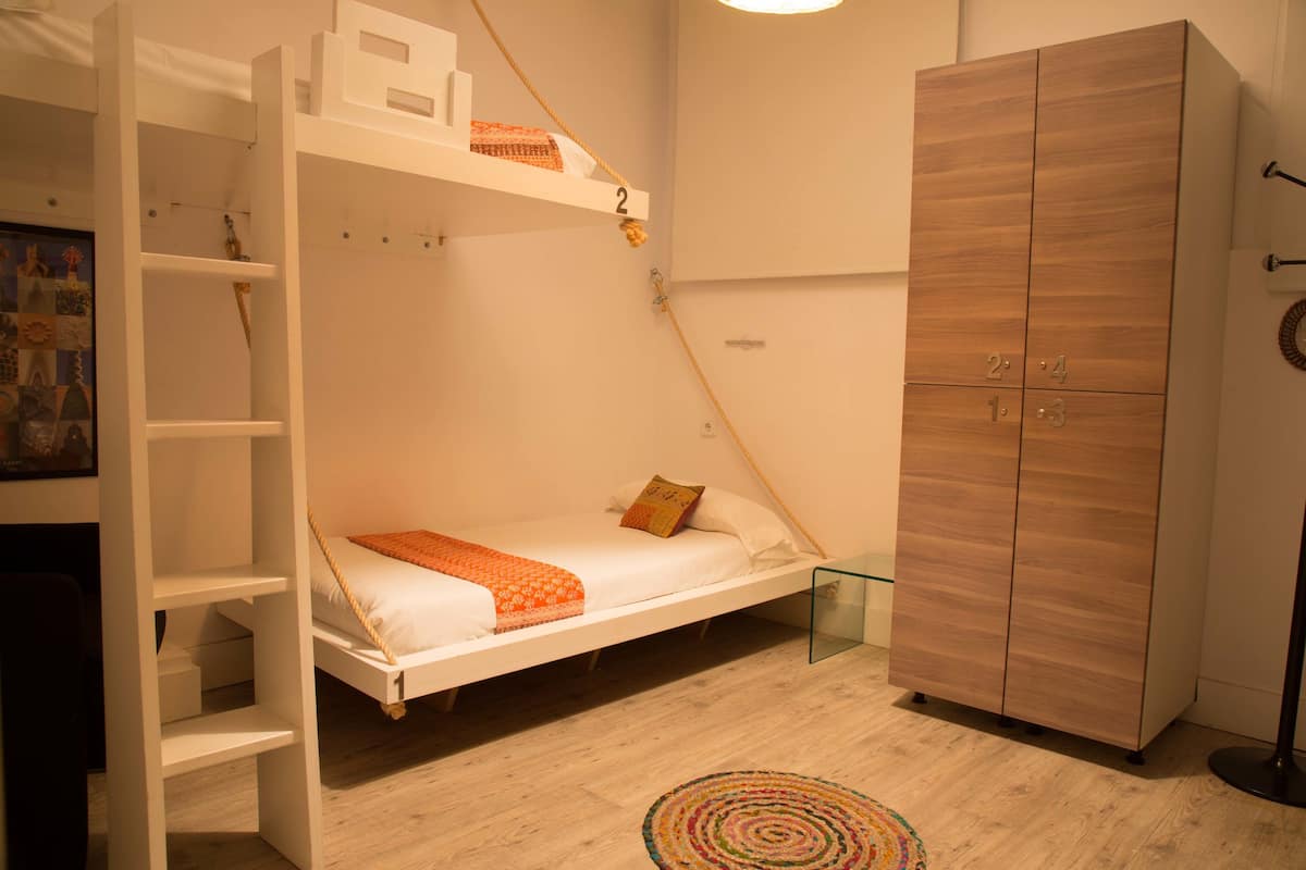 Slaapzaal, gemengde slaapzaal, gedeelde badkamer (4 beds) | Luxe beddengoed, donzen dekbedden, individueel gedecoreerd