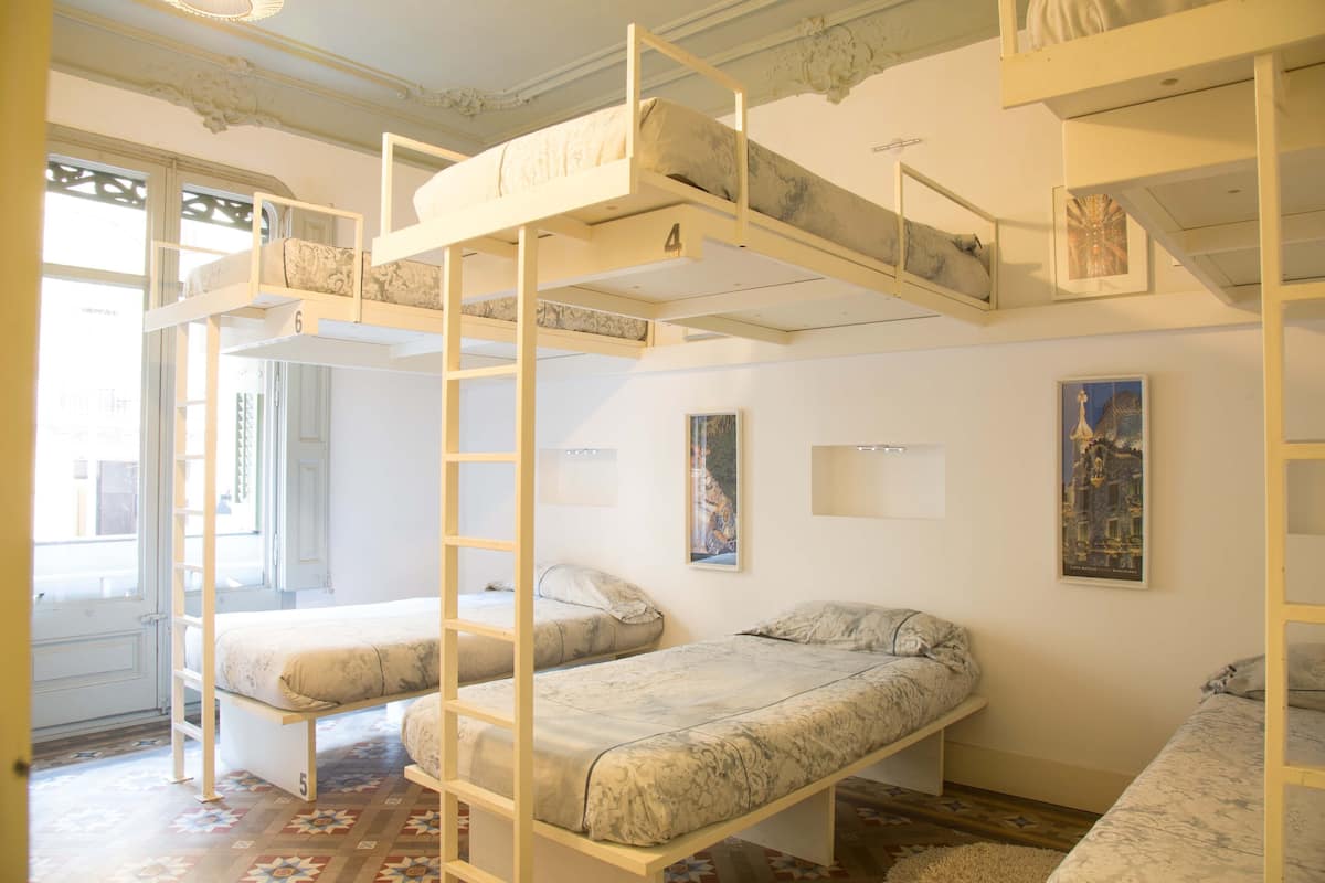 Slaapzaal, alleen voor vrouwen, gedeelde badkamer (6 beds) | Luxe beddengoed, donzen dekbedden, individueel gedecoreerd