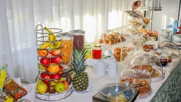 Daily continental breakfast (EUR 5 per person)