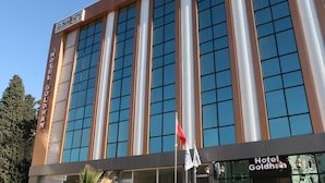 Un moderno edificio de hotel con un letrero llamativo que dice "Hotel Goldham".