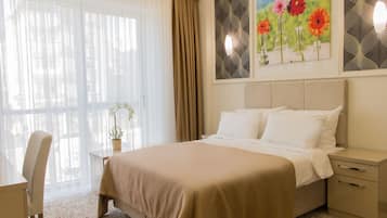 City tweepersoonskamer, 1 tweepersoonsbed, toegankelijk voor mindervaliden, uitzicht op stad | Luxe beddengoed, een minibar, een kluis op de kamer, een bureau