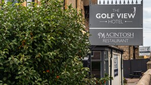 A sign for The Golf View Hotel and Macintoshes Restaurant. - Golf View Hotel (Lossiemouth)