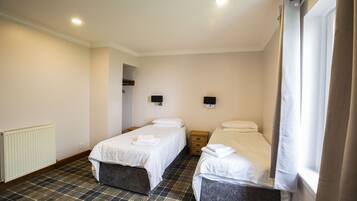 Camera con 2 letti singoli, vista mare | Una scrivania, ferro/asse da stiro, Wi-Fi gratuito, lenzuola