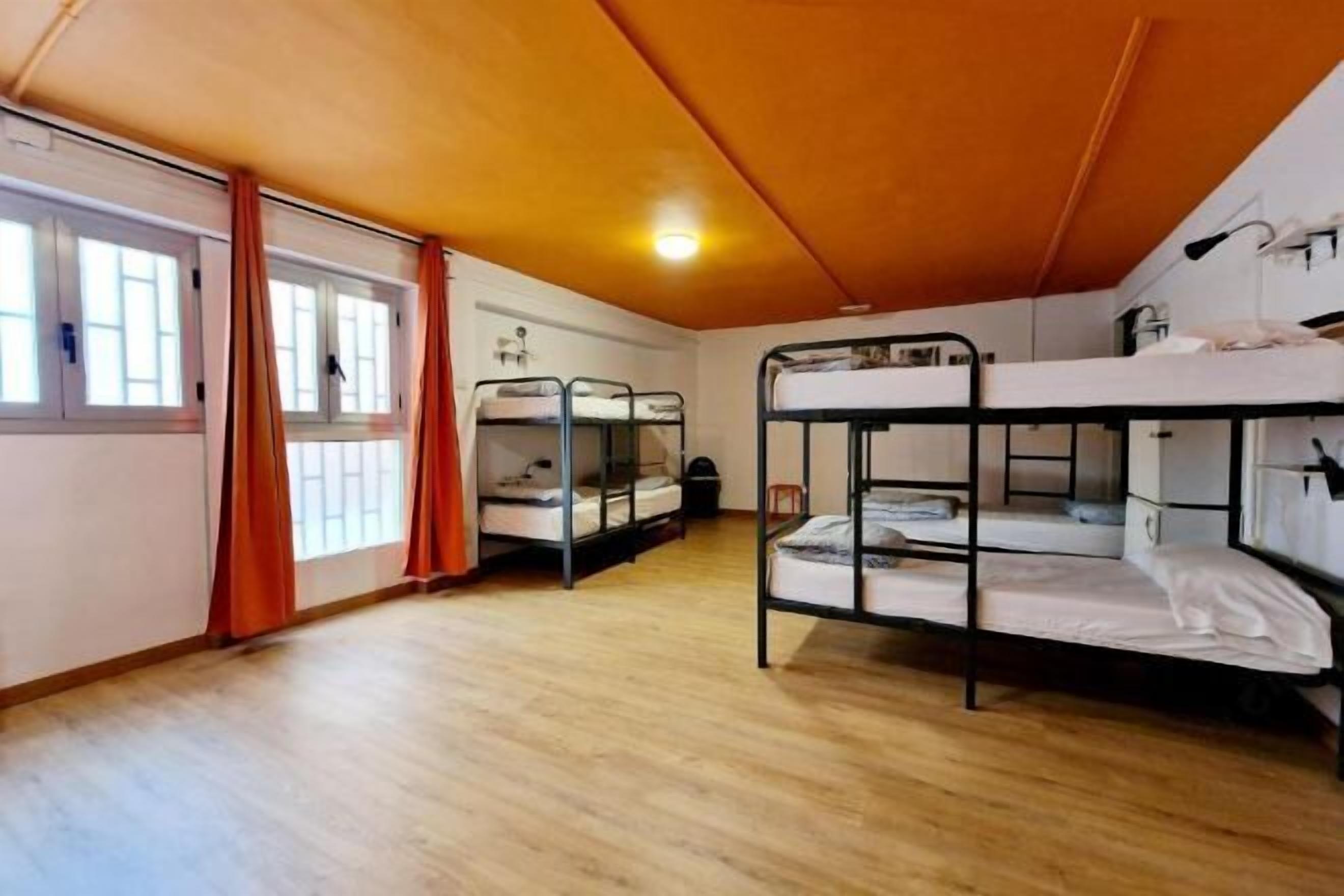 アイロン / アイロン台、WiFi (無料)、ベッドシーツ