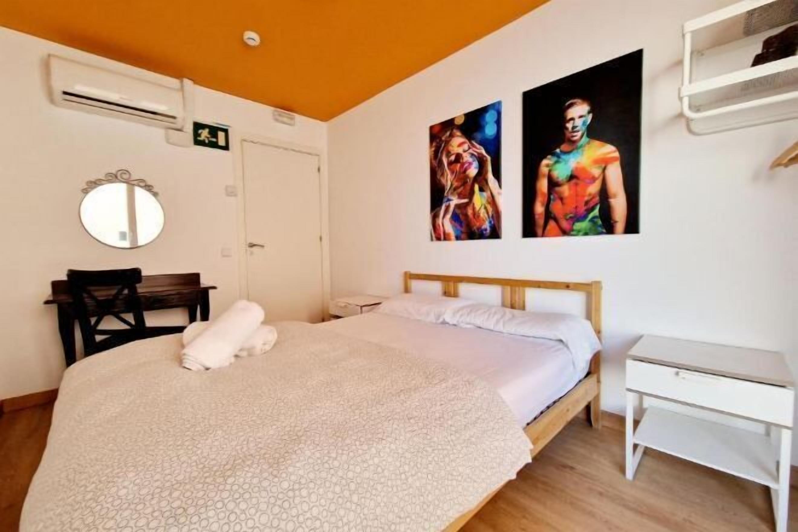 アイロン / アイロン台、WiFi (無料)、ベッドシーツ