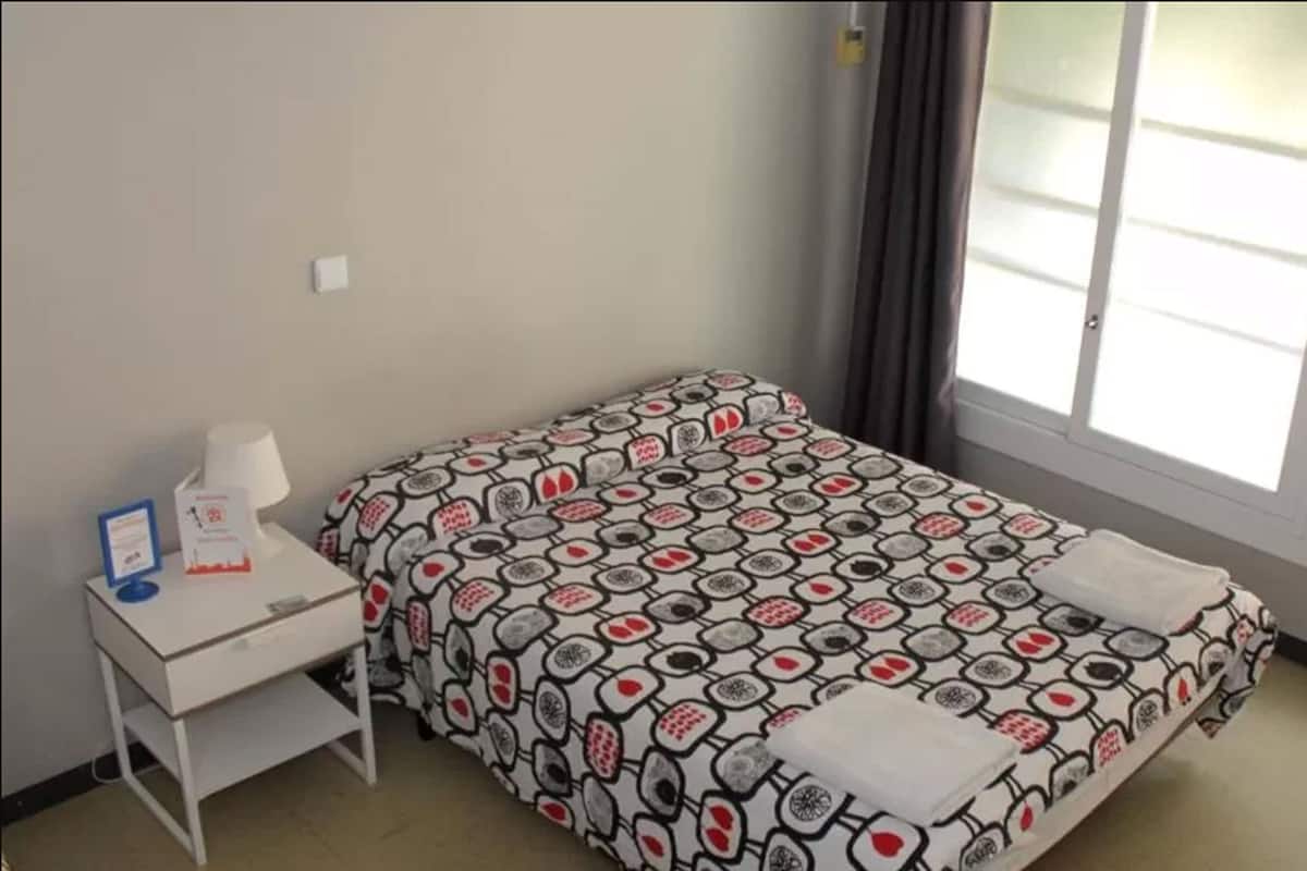 Tabla de planchar con plancha, wifi gratis y ropa de cama