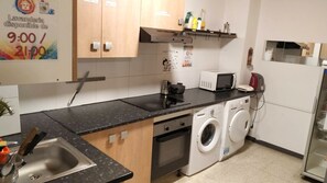 Réfrigérateur dans l'espace commun, micro-ondes dans l'espace commun