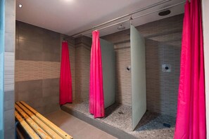 Chuveiro, secador de cabelo (mediante solicitação), toalhas de banho