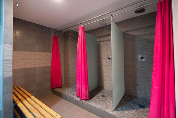 Douche, sèche-cheveux, serviettes fournies